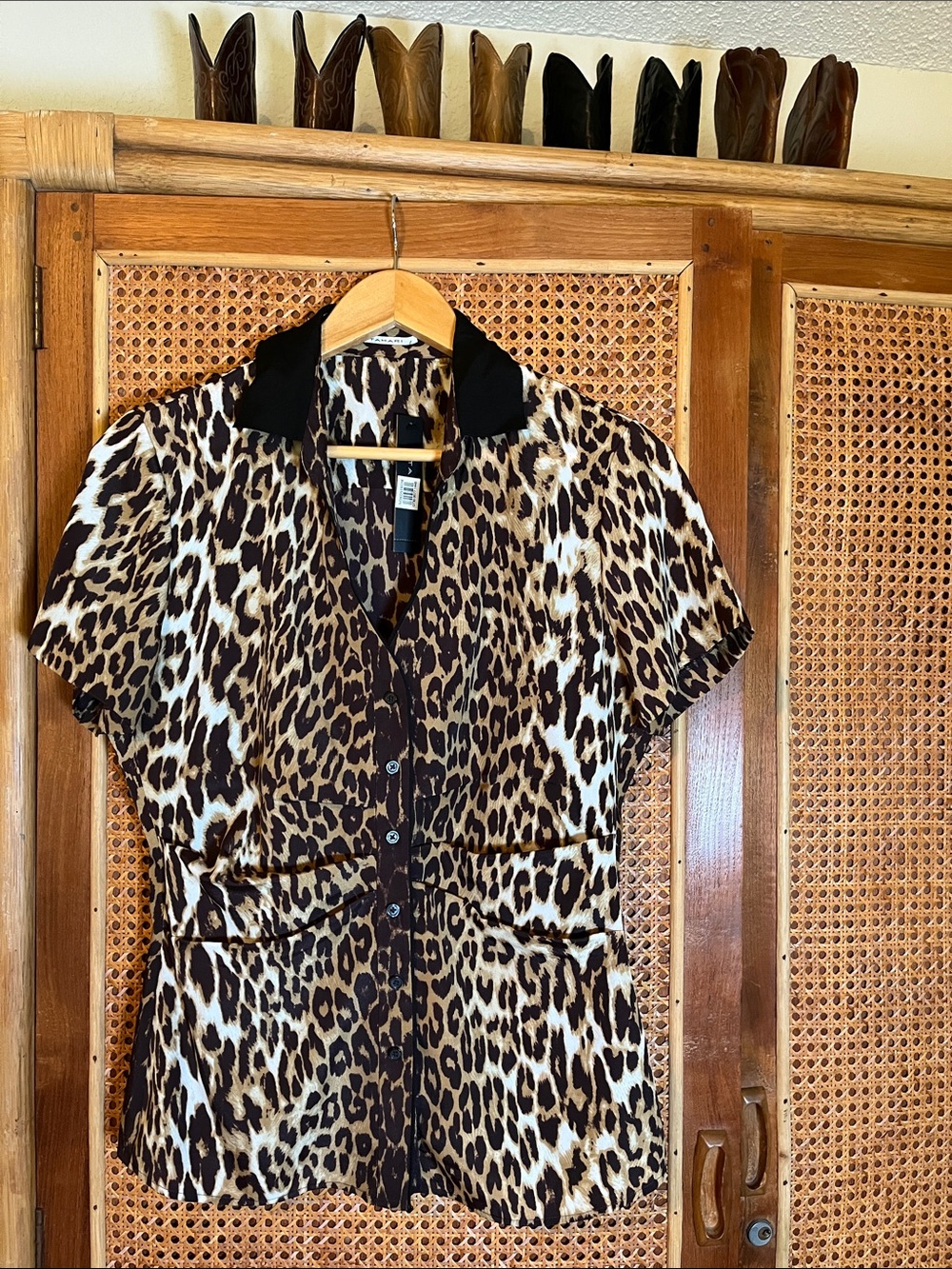 Tahari Leopard Print Button-Front Blouse with Black Collar NWT Size M